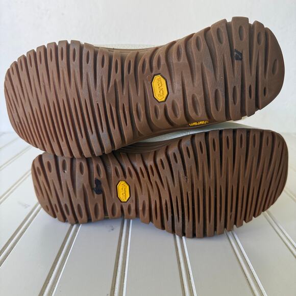 UGG Adirondack White Tan Size 6 Snow Boots - Picture 10 of 11